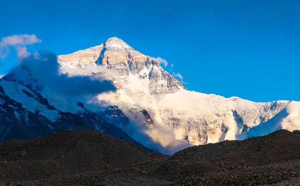 43米的珠穆朗玛峰是喜马拉雅山主峰,世界第一高峰.