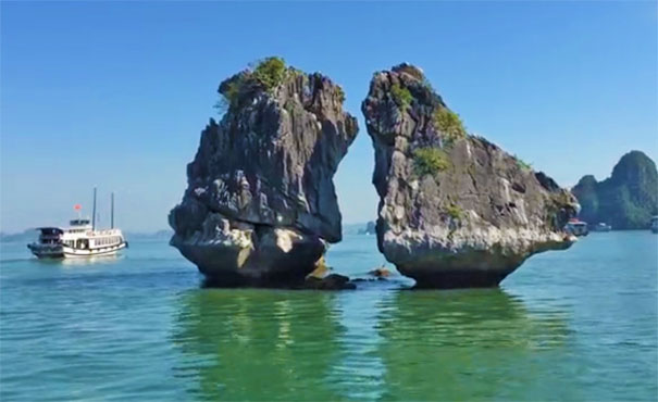 越南下龙湾斗鸡石近景