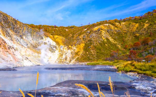 秋天日本旅游推荐：北海道登别地狱谷秋叶