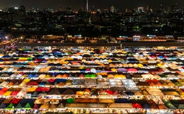 泰国曼巴旅游：曼谷拉差达火车夜市