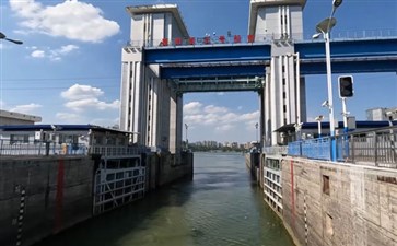 宜昌三峡船过葛洲坝