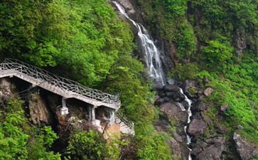 瓦屋山兰溪瀑布绝壁栈道