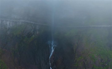 瓦屋山兰溪瀑布绝壁栈道